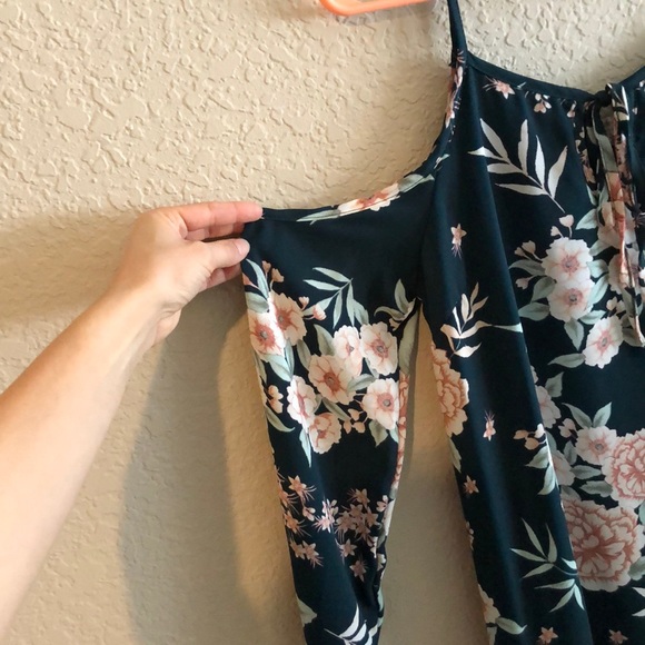 Floral long sleeve open shoulder dress - Picture 2 of 3